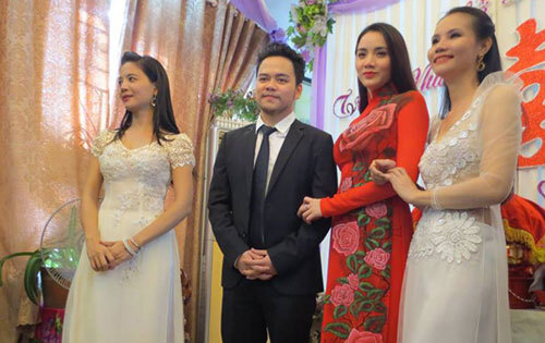 Trang Nhung e ấp trong lễ ăn hỏi với bạn trai đại gia