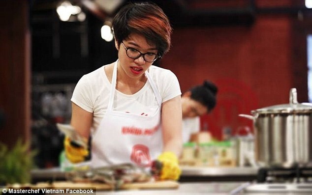 Cảnh “chặt đầu baba” của Masterchef VN gây giận dữ trên báo Anh