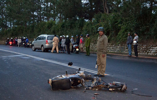 Ô tô 7 chỗ đâm trực diện xe máy, 1 người chết, 1 người nguy kịch