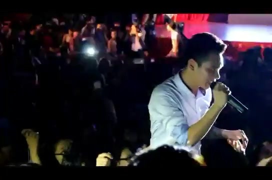 Anh khác hay em khác - Khắc Việt