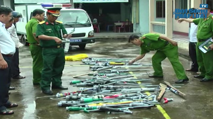 Bạc Liêu: tiêu hủy hơn 80 súng tự chế bắn bằng cồn, đạn bi xe đạp