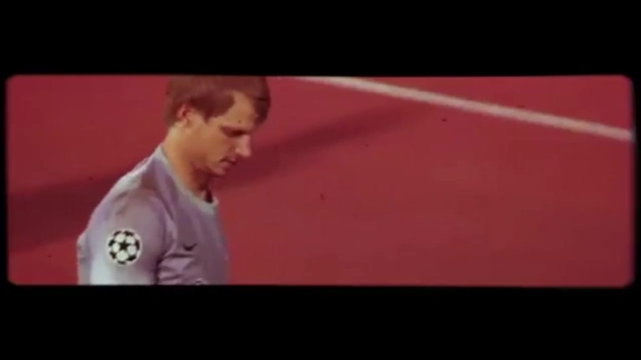 Bị ép thành thủ môn bất đắc dĩ, cầu thủ vẫn cản 2 quả 11m