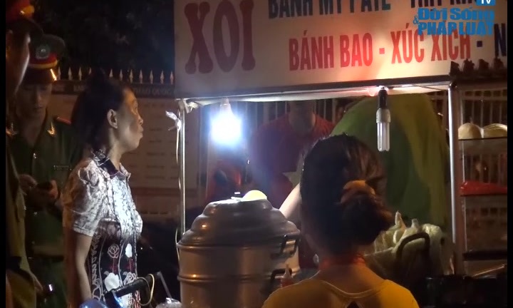 Bị thu xe hàng rong, người phụ nữ khẩn khoản chắp tay xin