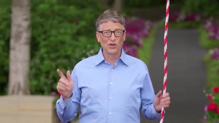 CEO Facebook, Bill Gates tham gia 'tắm nước đá' làm từ thiện