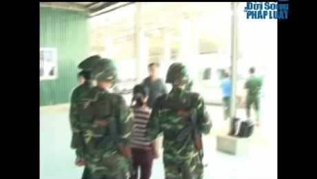 Clip: Biên phòng Hà Tĩnh bắt giữ đối tượng mang lệnh truy nã về tội buôn người
