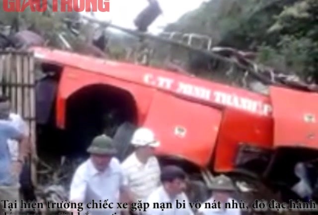 Clip: Bộ trưởng Thăng chỉ đạo cứu nạn tại hiện trường xe khách lao xuống vực