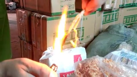 Clip: Cận cảnh 2 tấn mực khô nghi chứa cao su tại Hà Nội bị thu giữ