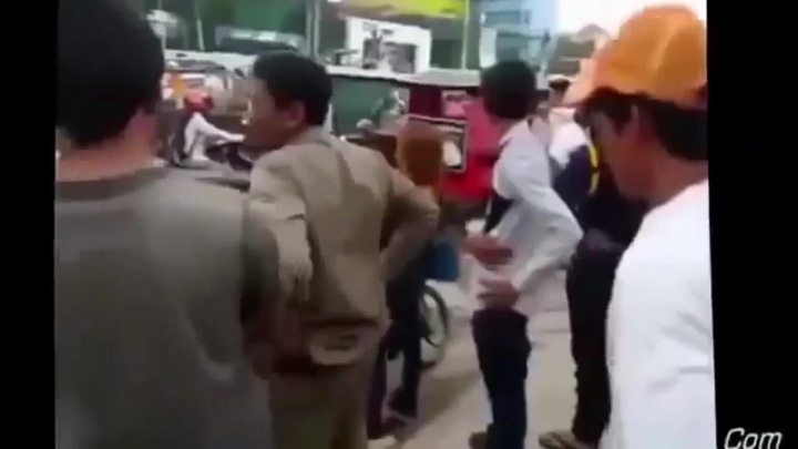 Clip: Chặn đường đánh bạn trai quỵt tiền giữa phố