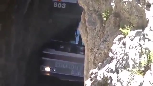 Clip: Chiêm ngưỡng tài năng lái xe buýt xuyên qua khe núi
