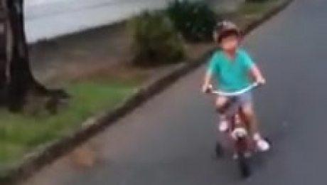 Clip: Con trai Cường đô la nói tiếng anh như gió