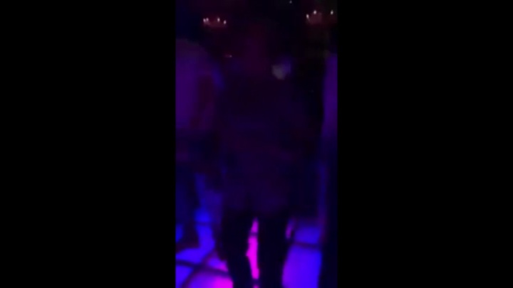 Clip: Cụ bà nhảy cực sung trong quán bar