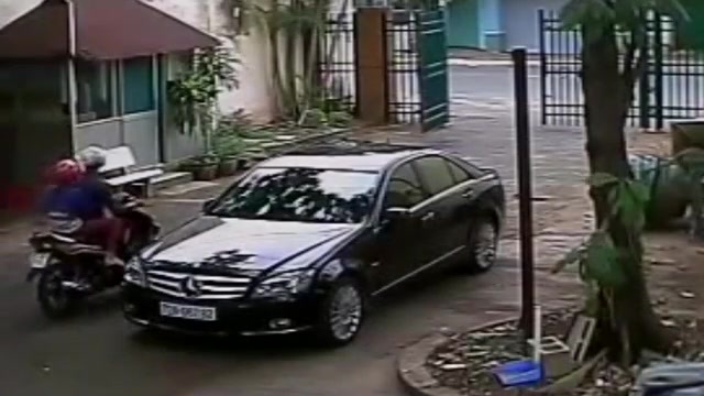 Clip: Đôi tình nhân bẻ trộm gương xe Mercedes cực nhanh