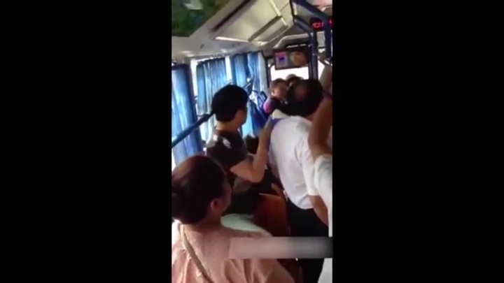Clip: Không nhường ghế xe bus, thanh niên bị cụ già đánh