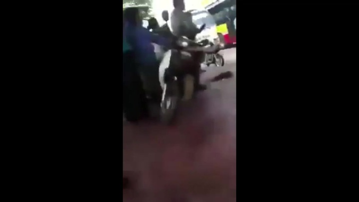 Clip: Nữ sinh đánh hội đồng bạn, mặc cho người dân can ngăn