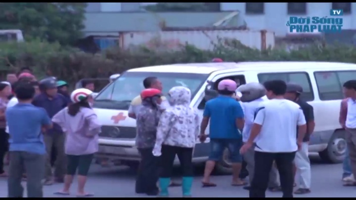 Clip: Ô tô đâm xe máy, 1 cụ bà 91 tuổi tử vong