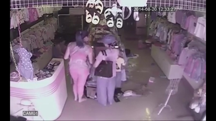 Clip: Phối hợp trộm đồ cực ăn ý của 2 phụ nữ