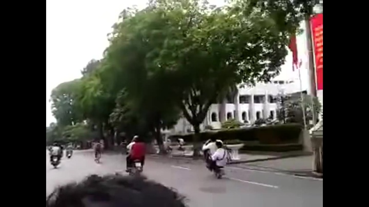 Clip: Rùng mình “quái xế” học sinh bốc đầu xe trên đường phố