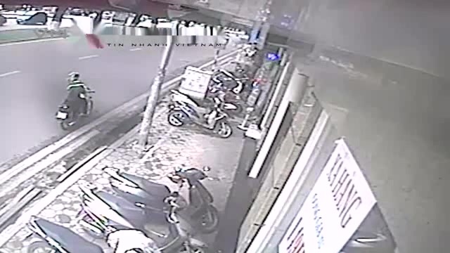 Clip: Sững sờ nhìn tên trộm phóng chiếc xe máy ngay trước cửa quán