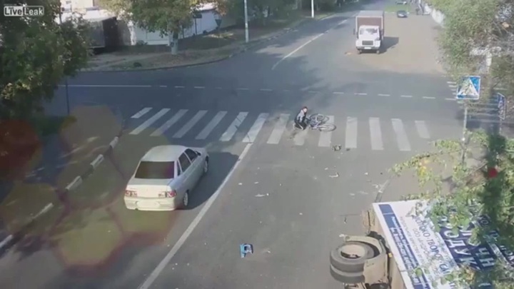 Clip: Tai nạn kinh hoàng, xe đạp thoát chết thần kỳ