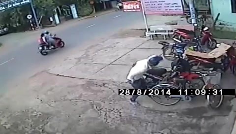 Clip: Tên trộm thó chiếc xe máy nhanh như chớp trước cửa hàng