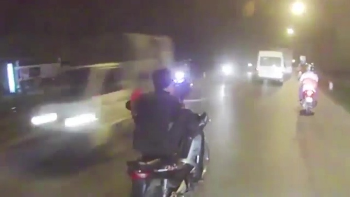 Clip: Thanh niên vác đao, lái xe bằng chân chạy trên phố