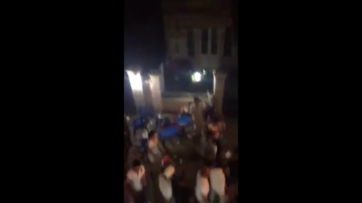 Clip: Thiếu nữ bị ném ghế vào người không thương tiếc