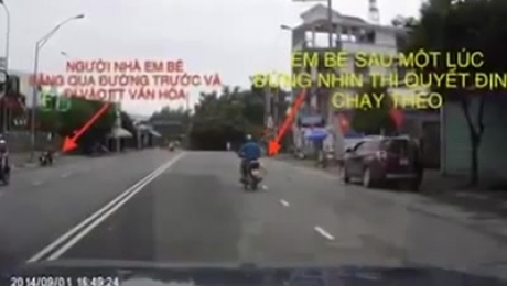 Clip: Thót tim cảnh em bé suýt bị xe ô tô đâm phải