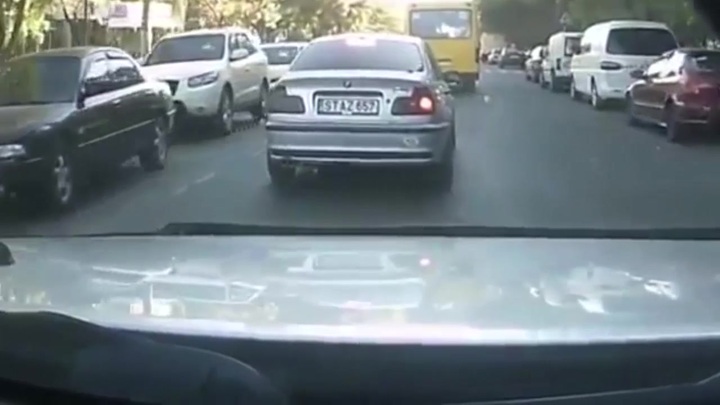 Clip: Xe BMW tông gãy chân người đi đường vì bị trêu ngươi