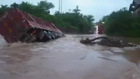 Clip: Xe tải bị nước lũ kinh hoàng cuốn trôi