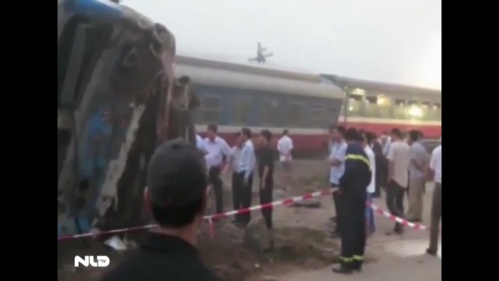 Container va chạm với tàu hỏa, 2 người bị thương nặng