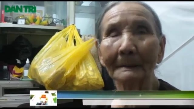 Cụ bà 92 tuổi lặng thầm 'nuôi' cá hồ Gươm