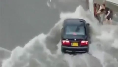 Cứu một phụ nữ, ba người đàn ông bị lũ cuốn trôi