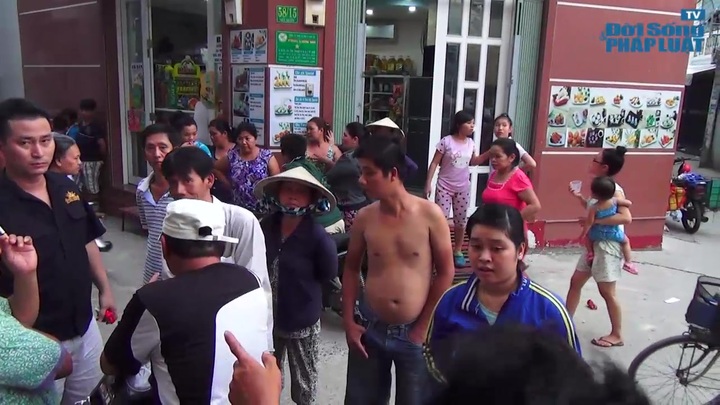 Dùng hung khí xông vào nhà giết người, cả khu dân cư náo loạn