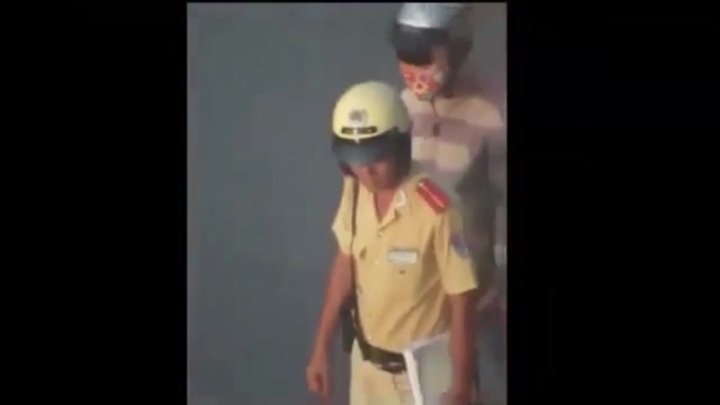 Giáng cấp 4 CSGT Hàng Xanh vụ 'vạch ví người vi phạm'