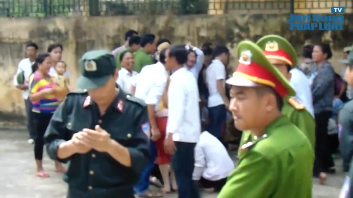 Hàng trăm thân nhân đau lòng tại phiên tòa  vụ 'hỗn chiến sông Yên'