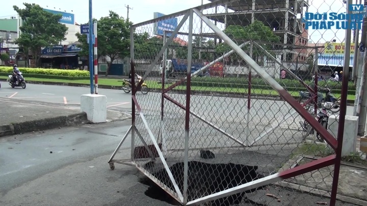 Hố tử thần xuất hiện sau khi đường ngập nặng