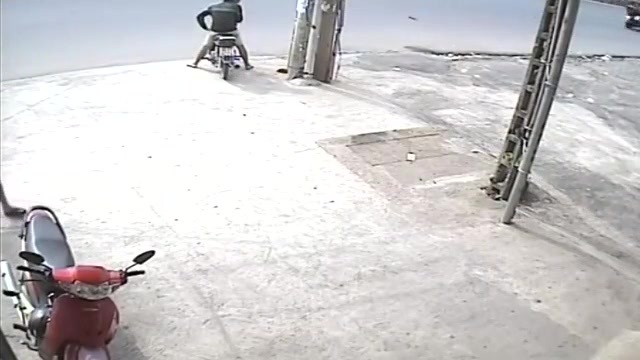 Lợi dụng để quên chìa khóa, tên trộm 'nhảy'  xe máy cực nhanh