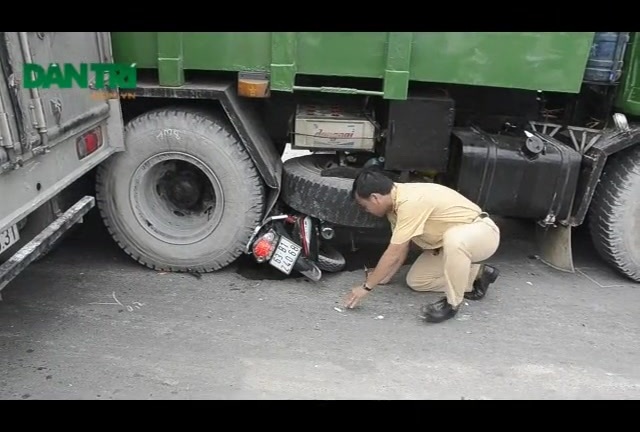 Mất lái, xe rác nghiền nát 4 xe máy, 5 người may mắn thoát chết