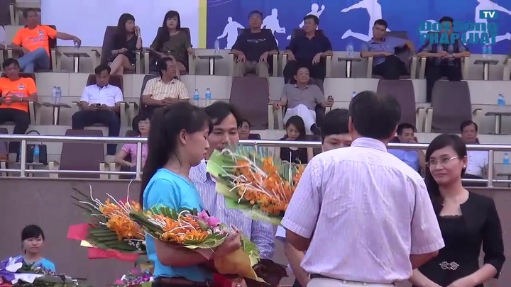 Ngọc Trinh, Linh Chi... cùng ông bầu Khắc Tiệp ra Hà nội dự khai mạc cúp Hồ Gươm 2014