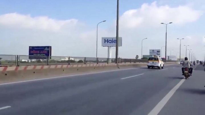 Người đàn ông liều mạng đi xe máy ngược chiều trên đường cao tốc.