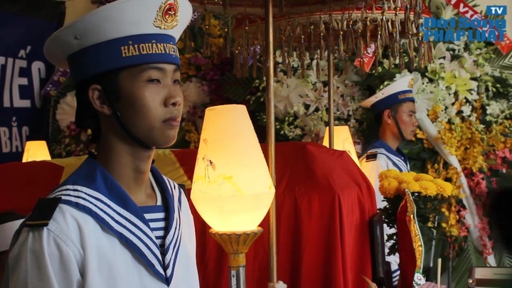 Nước mắt người vợ trẻ, con thơ trong lễ tang thượng úy hy sinh trên nhà giàn DK1