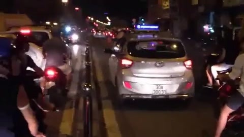 Ô tô 7 chỗ đâm bật hàng rào sắt và gốc cây tại Hà Nội