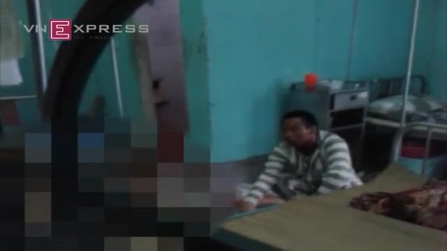 Phạm nhân nhiễm HIV cứa cổ bạn tù cố thủ trong bệnh viện