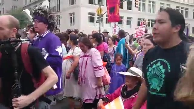 Sao Hollywood cùng hơn 300.000 người tuần hành vì trái đất