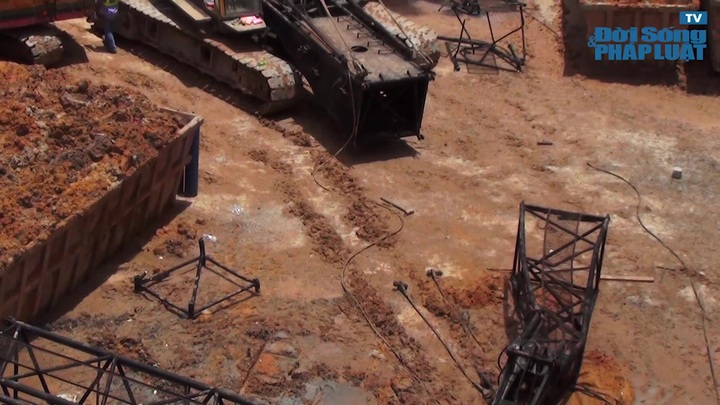 Sập cần cẩu công trình đè nứt nhà 3 tầng