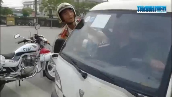 Theo chân CSGT đuổi bắt 'xe điên' tháo chạy trên đường phố