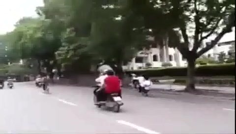 Thót tim với 'quái xế' tuổi teen bốc đầu xe quanh hồ Hoàn Kiếm