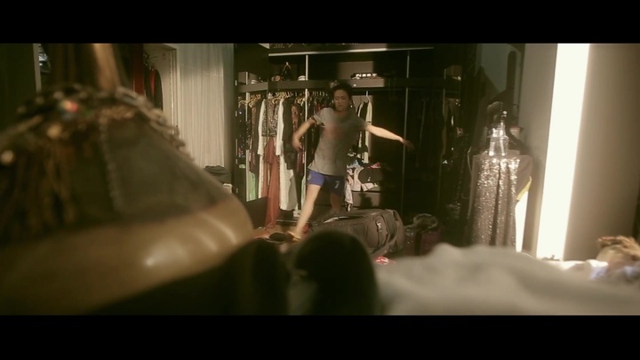 Tinna Tình bị tạt xô nước khi đang hẹn hò bạn trai