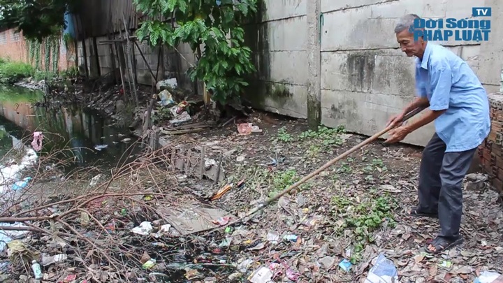 TP.HCM: Cụ công hơn 40 năm vớt rác phía sau Đầm Sen