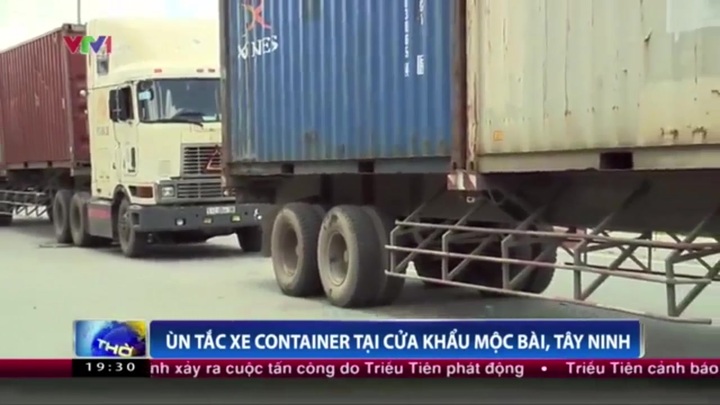 Ùn tắc hàng trăm xe container tại cửa khẩu Mộc Bài